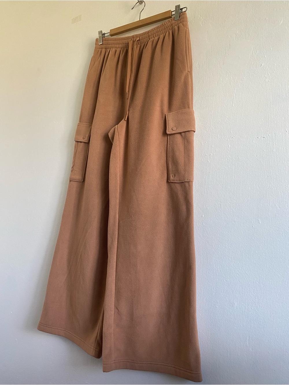 NWOT Victoria's Secret PINK Polar Fleece Wide Leg Tan Cargo Pants-Size Medium - Picture 4 of 8